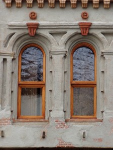 replica-Pythias building upper windows.